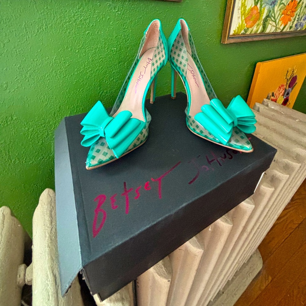 Betsey Johnson Polka Dot Teal Heels w Layered Bow. Never used. Size 6